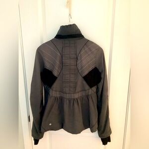 Lululemon jacket size six, excellent condition